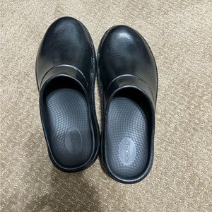 Oofos unisex black Recovery footwear.